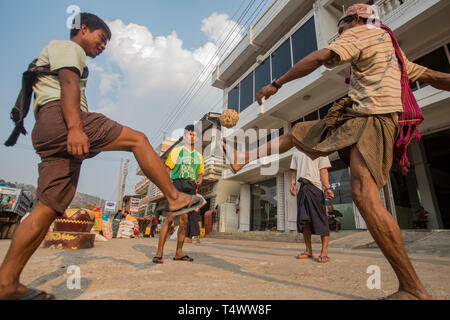 Gli uomini birmani giocando mento Lone in strada a Kalaw, Stato Shan, Myanmar. Foto Stock