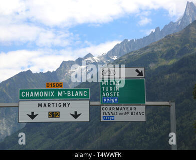 Segnale stradale in frech lingua per andare a Chamonix e più città italiane vicino Monte Bianco in Francia Foto Stock