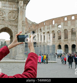 Moderne smart phone scatta una foto del Colosseo di Roma in Italia Foto Stock