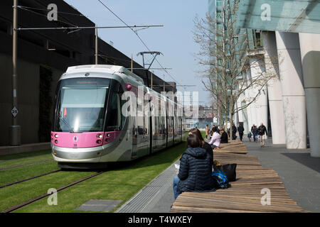 Un West Midlands metro tram da un edificio Snowhill, centro della città di Birmingham, Inghilterra, Regno Unito Foto Stock