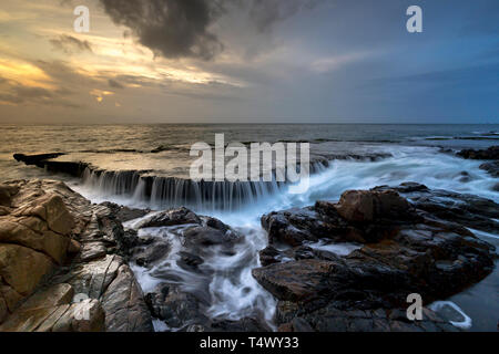 Cascate in mezzo all'oceano. In Hang Rai in Chua mountain resort Foto Stock