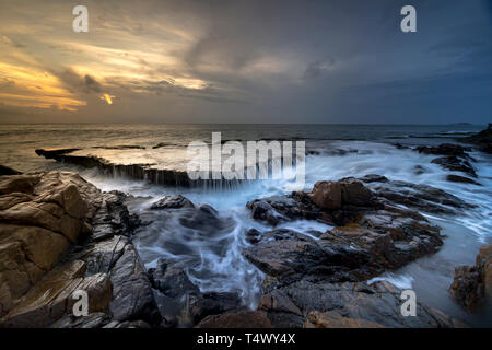 Cascate in mezzo all'oceano. In Hang Rai in Chua mountain resort Foto Stock