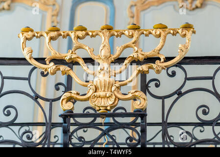 CAVAILLON, Francia / Agosto 15, 2016: un modello in legno del sette-ramificato Menorah nel tempio ebraico, nella più antica sinagoga in Francia, Cavallio Foto Stock