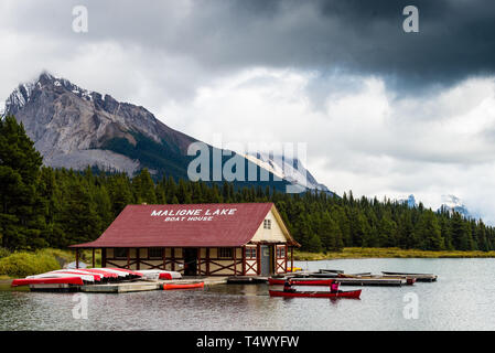 Parco Nazionale di Jasper, Alberta /CANADA, 8 settembre 2016: canoers non identificato con il boathouse in background godendo il paesaggio mozzafiato su un molto bello Foto Stock