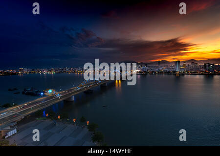 Panoramica di immagini di Da Nang città con Dragon ponte che attraversa il fiume Han al tramonto. Dragon bridge è una delle famose attrazioni turistiche Foto Stock