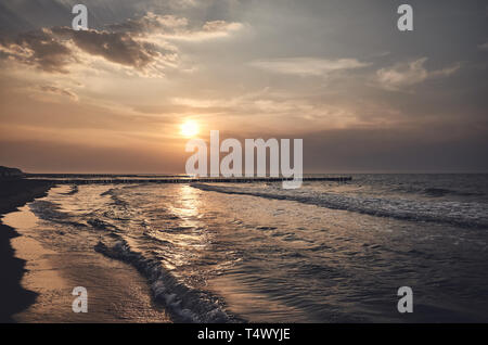 Scenic tramonto sul mare, tonificazione del colore applicato. Foto Stock