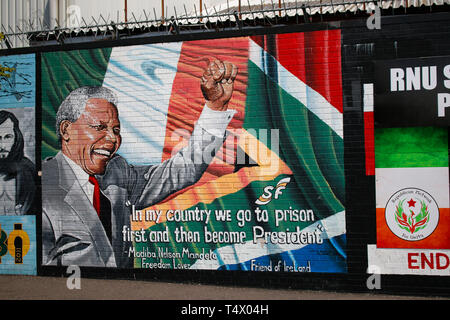 Portrait von Nelson Mandela - Impressionen: Parete Internazionale di Belfast, Nordirland/ Irlanda del Nord (nur fuer redaktionelle Verwendung. Keine Werbun Foto Stock