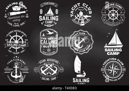 Set di camp a vela e yacht club badge. Vettore sulla lavagna. Concetto di t-shirt, stampare il timbro o il raccordo a t. Vintage design tipografia con il mar Nero ancore, volantino, bussola e sestante silhouette Illustrazione Vettoriale