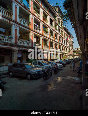 04-Nov-2018 - vecchia casa a quattro piani Chawl cultura Swami Samarth Nagar Mugbhat Lane Thakurdwar Mumbai India Maharashtra Foto Stock
