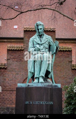 Statua di Soren Kierkegaard nel giardino della Royal Danish Library vecchio edificio di Slotsholmen nel centro di Copenhagen, Danimarca Foto Stock