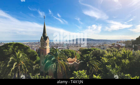 Vista di Barcellona da Park Guell in giorno di estate Foto Stock