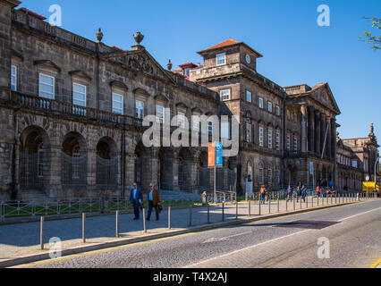 Facciata neoclassica del Museo di storia naturale e Scienza dell'Università di Porto, in una giornata di sole con persone che camminano Foto Stock