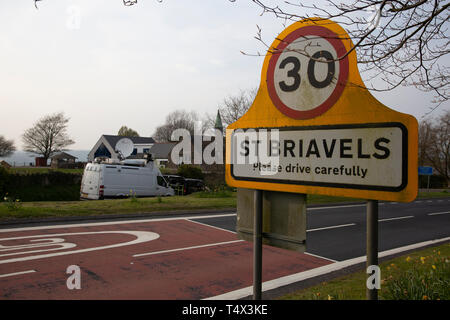 Segno per St Briavels, Gloucestershire, UK 18 aprile 2019, con BBC TV carrello in background reporting attacco acido storia incentrata sul villaggio Foto Stock