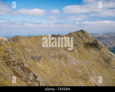 Bordo di estensione nel nord ovest del Lake District in Cumbria, England, Regno Unito: un popolare percorso che collega il vertice della cresta Birkhouse Moor per Helvellyn's summi Foto Stock