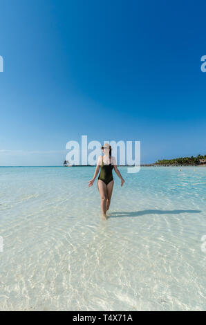 Donna matura nei Caraibi Messicani spiaggia di Punta Norte, Isla Mujeres Foto Stock