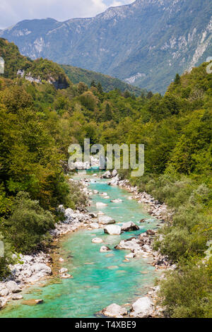 Bellissimo fiume smeraldo Soča chiamato in Slovenia Foto Stock