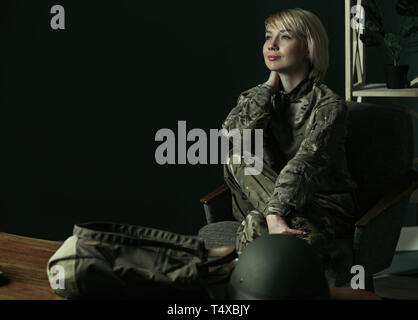 Sognare di casa e famiglia, felice di tornare. Ritratto di giovane donna soldato. La donna in uniforme militare durante la riunione con la psicoterapeuta per la riabilitazione psicologica e PTSD trattamento. Foto Stock