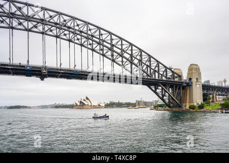 Il Sydney Harbour Bridge porta auto, in treno o in bicicletta e il traffico pedonale tra Sydney Central Business District (CBD) e la North Shore. Foto Stock