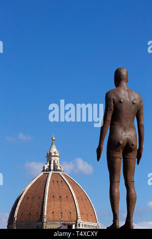 Orizzonte di evento 2012, Antony Gormley, scultura sorge su Uffizi Cafe Gallery, cercando di Filippo cupola del Brunelleschi, il Duomo, Essere Mostra, Foto Stock