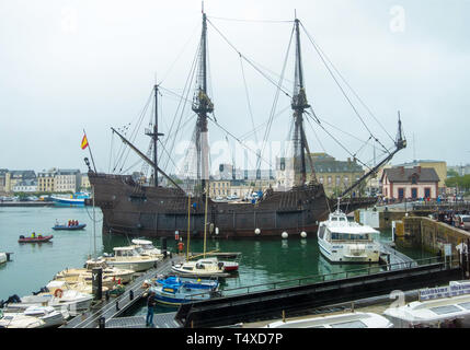 Cherbourg-Octeville, Francia - Agosto 16, 2018: El Galeon Andalucia è una replica di un sedicesimo secolo galeone spagnolo presso il porto di Cherbourg, Francia Foto Stock