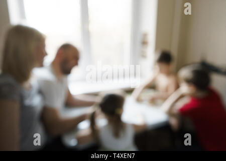 Vacanza in famiglia: padre, madre, figli e mia figlia giocare a giochi da tavolo insieme. Foto Stock