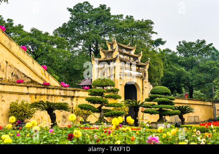 Doan Mon, il cancello principale di Thang Long cittadella imperiale di Hanoi, Vietnam Foto Stock