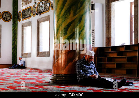 Uomo musulmano dorme in una moschea di Trabzon Foto Stock