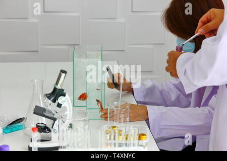 Il medico,reseacher è la miscelazione nuovo farmaco,prodotto wirh attrezzature da laboratorio in clean room Foto Stock