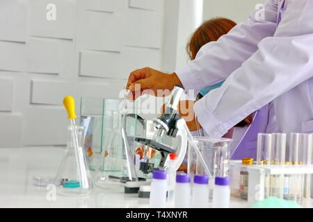 Il medico,reseacher è la miscelazione nuovo farmaco,prodotto wirh attrezzature da laboratorio in clean room Foto Stock