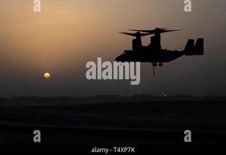 CAMP BEUHRING, Kuwait (11 aprile 2019) UN U.S. Marine MV-22 Osprey con il ventiduesimo Marine Expeditionary Unit si prepara a terra dopo la finitura elicottero team di supporto durante la formazione Marine Expeditionary Esercizio dell'unità. I Marines, con marine mezzo squadrone Tiltrotor 264 (rinforzato) e combattere il battaglione della logistica 22, ha partecipato alla formazione per costruire e affinare le proprie competenze al fine di mantenere la Combat Readiness. Marines e marinai con il ventiduesimo MEU e anfibio Kearsarge pronto Gruppo sono attualmente dispiegati per gli Stati Uniti Quinta Flotta area di operazioni a sostegno di operazioni navali per garantire mar Foto Stock