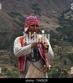 Lettore di flauto a Pisca (Perù) in Valle Sacra nei pressi di Cusco a rovine Inca Foto Stock