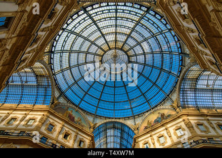 Cupola di vetro della Galleria Vittorio Emanuele II a Milano il più antico centro commerciale per lo shopping Foto Stock