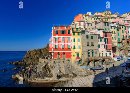 Riomaggiore, uno dei cinque borghi mediterranei in Cinque Terre, Italia, famosa per le sue case colorate Foto Stock