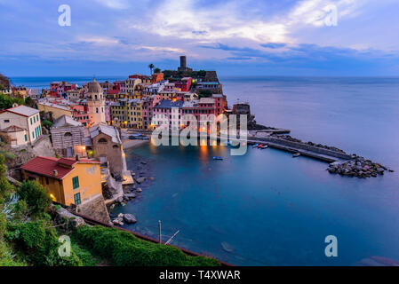 Vista al tramonto di Vernazza, uno dei cinque borghi mediterranei in Cinque Terre, Italia, famosa per le sue case colorate e del porto Foto Stock