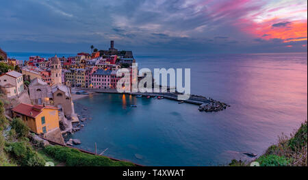 Vista al tramonto di Vernazza, uno dei cinque borghi mediterranei in Cinque Terre, Italia, famosa per le sue case colorate e del porto Foto Stock