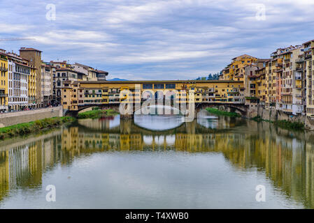 Ponte Vecchio, un medievale ponte in pietra con negozi su di esso, Firenze, Italia Foto Stock