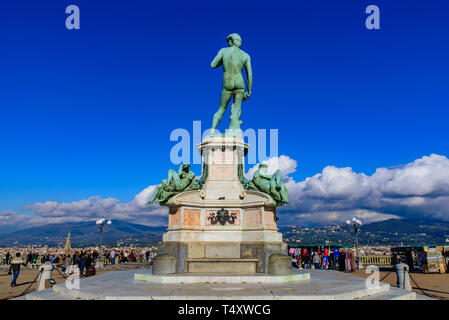 Piazzale Michelangelo (Piazzale Michelangelo) con la statua di bronzo del David, la piazza con vista panoramica di Firenze, Italia Foto Stock