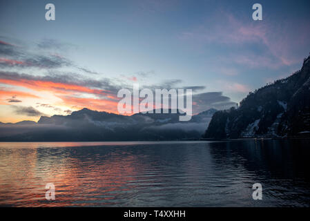 Vista panoramica delle Alpi accanto a Lucerna in una bella mattina di primavera sunrise, Svizzera Foto Stock