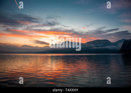 Vista panoramica delle Alpi accanto a Lucerna in una bella mattina di primavera sunrise, Svizzera Foto Stock