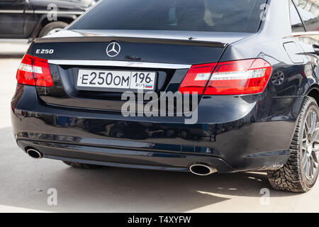 Novosibirsk, Russia - 04.12.2019: Nero Mercedes Benz classe E E250 2010 anno vista posteriore con il grigio scuro interno e spoiler sul trank in ottime condi Foto Stock