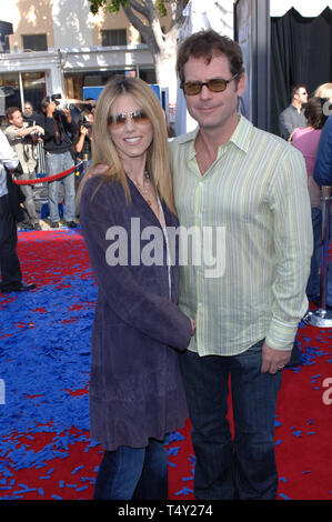 LOS ANGELES, CA. Marzo 06, 2005: Attore Greg Kinnear & moglie Helen LABDON presso il world premiere premiere del suo nuovo film di robot. © 2005 Paul Smith / Featureflash Foto Stock