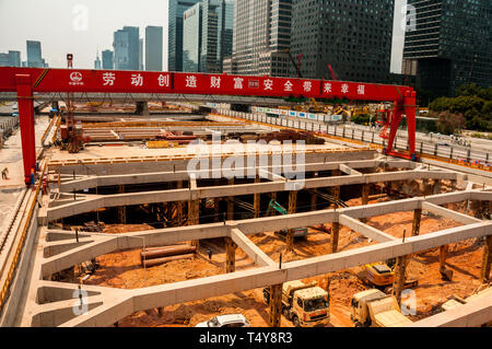 La costruzione della metropolitana a Gangxia North Station nel centro di Shenzhen con Shennan Avenue scavato. Foto Stock