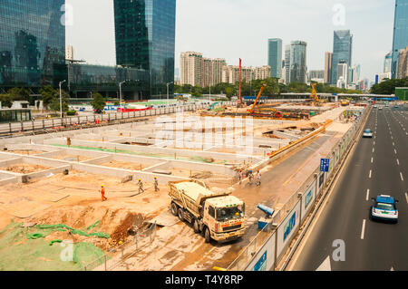 La costruzione della metropolitana a Gangxia North Station nel centro di Shenzhen con Shennan Avenue scavato. Foto Stock
