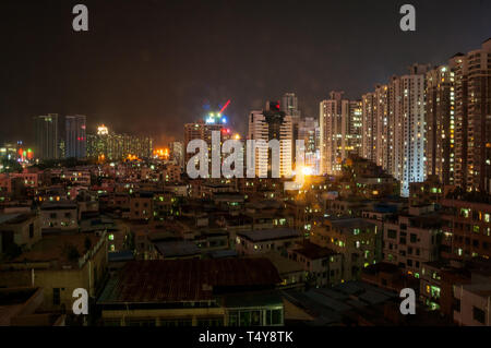 Vista notturna della sede nel quartiere di Futian di Shenzhen, guardando verso il confine con Hong Kong. Foto Stock