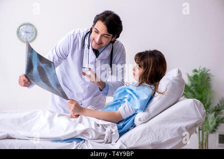 Medico maschio femmina visita il paziente in reparto Foto Stock