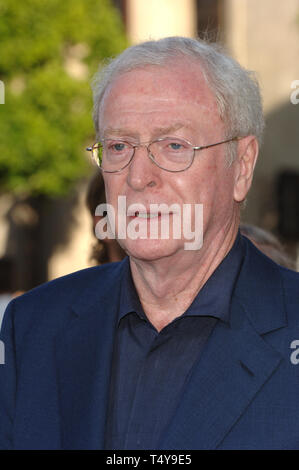 LOS ANGELES, CA. Giugno 06, 2005: Attore Michael Caine presso il Los Angeles premiere del suo nuovo film Batman Begins. © 2005 Paul Smith / Featureflash Foto Stock