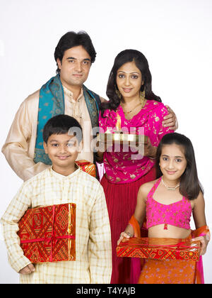 Famiglia indiana di 4 celebrare Diwali Festival azienda doni COME BEN PUJA THALI Foto Stock