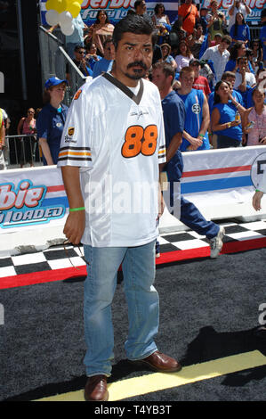 LOS ANGELES, CA. Giugno 19, 2005: Attore/comico George Lopez al mondo premiere, su Hollywood Boulevard, del suo nuovo film Walt Disney Pictures' Herbie: completamente caricato. © 2005 Paul Smith / Featureflash Foto Stock