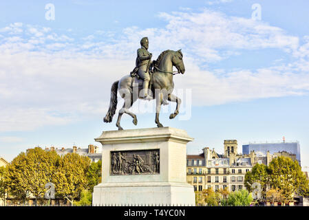 La statua equestre di Enrico IV da Pont Neuf, Parigi, Francia. Foto Stock