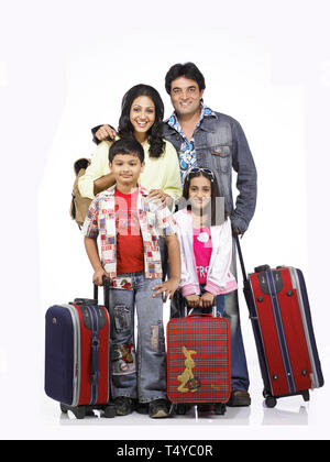 Famiglia di quattro persone per andare in vacanza con le valigie Foto Stock